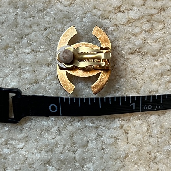 Chanel vintage turnlock clip on gold earrings - Picture 7 of 8